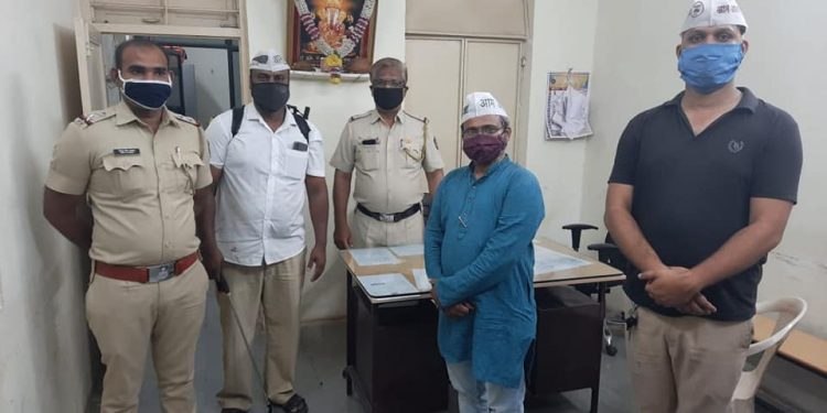 आम आदमी पक्षाने पोलिस स्टेशन व चौक्यांचे केले निर्जंतुकीकरण.