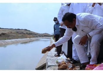 कित्येक वर्ष बंद असलेल्या दुष्काळी भागातील कालव्यातून पाणी खळाळले