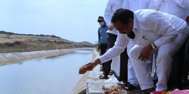 कित्येक वर्ष बंद असलेल्या दुष्काळी भागातील कालव्यातून पाणी खळाळले