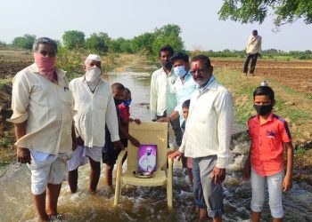 स्व.आमदार भारत भालके यांचा फोटो पाण्यात ठेऊन केले जलपूजन