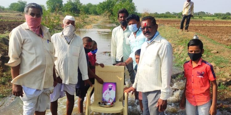 स्व.आमदार भारत भालके यांचा फोटो पाण्यात ठेऊन केले जलपूजन