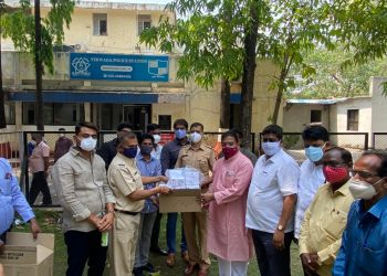 कोरोना योद्ध्यांच्या मदतीला धावून आले अभिजीत साळवे