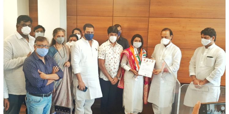 मराठी आणि हिंदी चित्रपटसृष्टीतील प्रसिद्ध गायिका वैशाली माडे यांचा राष्ट्रवादी मध्ये पक्षप्रवेश