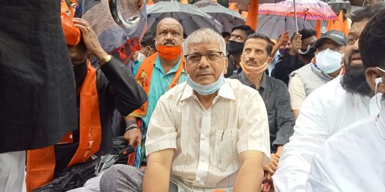 मराठा आरक्षण प्रश्नी छत्रपती संभाजीराजे आयोजित कोल्हापुरातील मुक मोर्चात प्रकाश आंबेडकर सहभागी