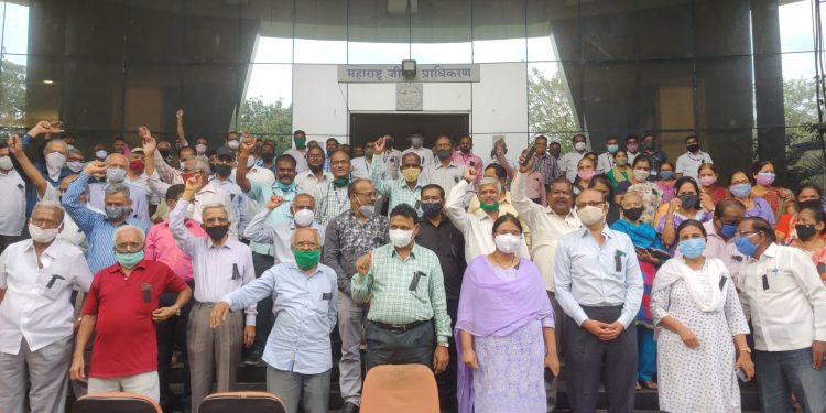 महाराष्ट्र जीवन प्राधिकरण अधिकारी, कर्मचाऱ्यांची सातव्या वेतन आयोगासाठी काळी फीत लावून निदर्शने