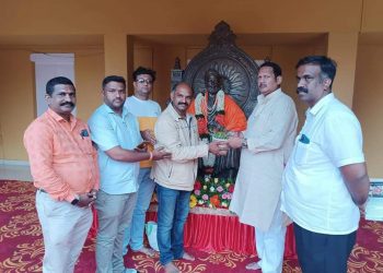 श्री शिवराज्याभिषेकदिना निमित्त शिवसुमन या दुर्मिळ वनस्पतीचे जलमंदिर पॅलेस, सातारा येथे रोपण