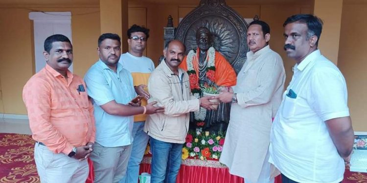 श्री शिवराज्याभिषेकदिना निमित्त शिवसुमन या दुर्मिळ वनस्पतीचे जलमंदिर पॅलेस, सातारा येथे रोपण