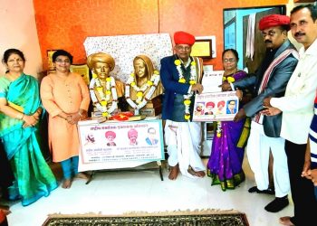 वडगांवकर दांपत्यांच्या लग्नाचा 55 वा वाढदिवस सत्यशोधक पद्धतीने विवाह करून साजरा