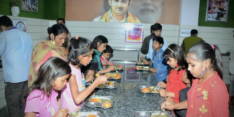 १ रुपये मध्ये पोटभर हॅाटेल सारखे जेवणः क्रिकेटपट्टू गौतम गंभीर ने सुरु केला उपक्रम