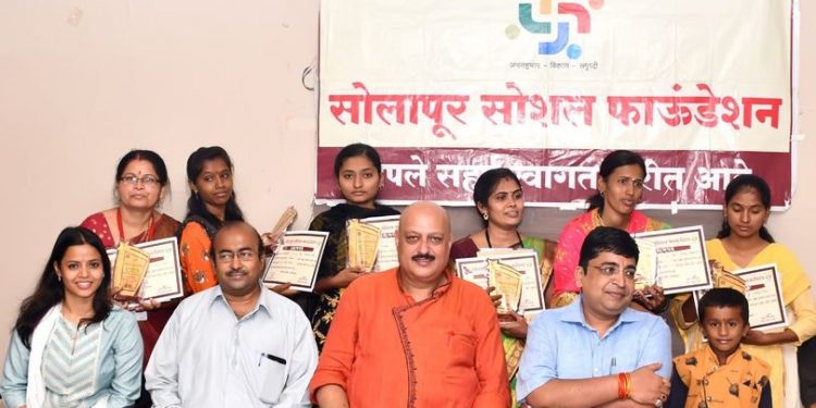 सोलापूर सोशल फाउंडेशनच्या, निबंध स्पर्धेत महिलाराज