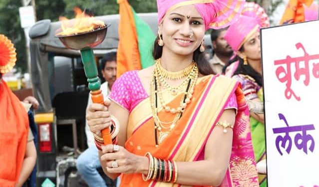 पडळकरांच्या बगलबच्यानो, घरात घुसून मारु : स्मिता देशमुख