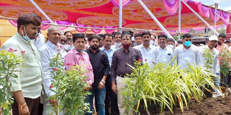 अकोला वासुद येथे वृक्षारोपणा संदर्भात गावातील युवकांनी राबविला अभिनव उपक्रम