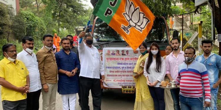 भारतीय जनता पार्टीच्या प्रदेश सदस्या व सामाजिक कार्यकर्त्या राजश्रीताई नागणे पाटील यांच्या माध्यमातून पुरग्रस्तांना मदतीचा हात