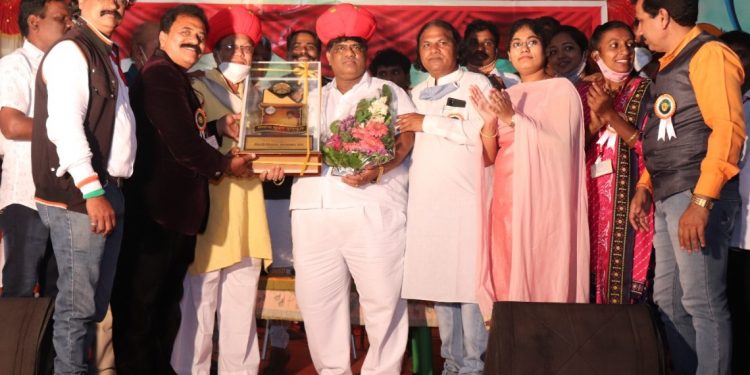 पिंपरी चिंचवड कलाकार संघाचा समाजभूषण पुरस्कार हुलगेश चलवादी यांना प्रदान