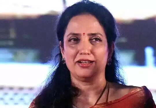 बंडखोर आमदारांना समजावण्यासाठी आता मुख्यमंत्र्यांच्या पत्नी सौ. रश्मी ठाकरे यांची एंट्री