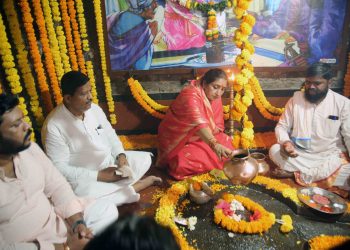 सौ. सुनेत्रा अजितदादा पवार यांच्याकडून रायरेश्वराला अभिषेक करून शिवजयंती साजरी.