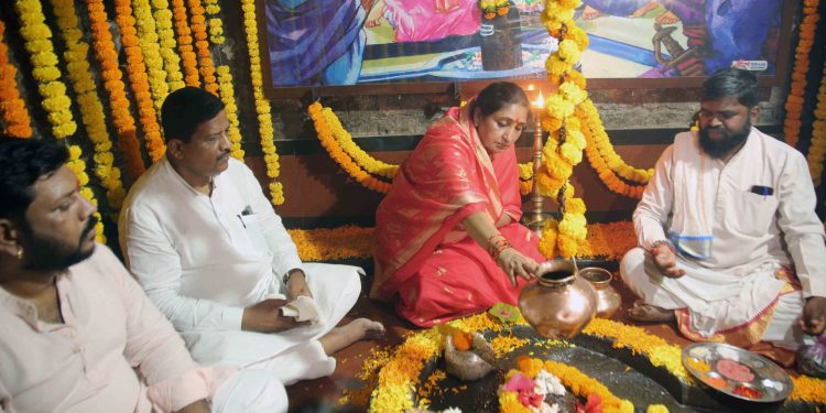 सौ. सुनेत्रा अजितदादा पवार यांच्याकडून रायरेश्वराला अभिषेक करून शिवजयंती साजरी.