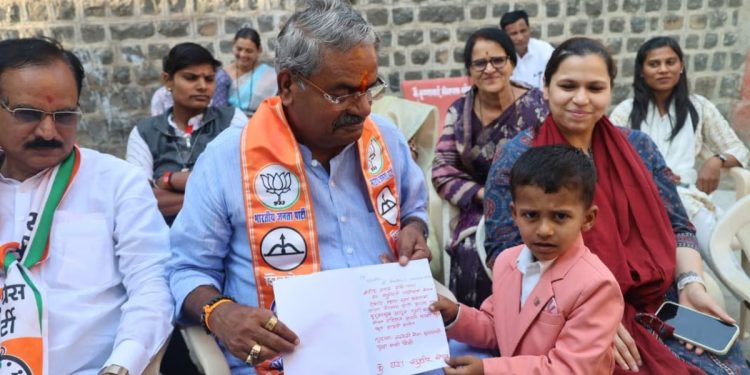 पाच वर्षीय बालकाच्या आढळराव आजोबांना आगळया शुभेच्छा!