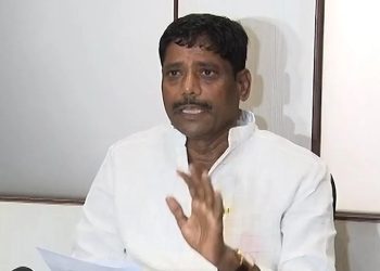 आठवी पास आहे पुणे लोकसभा महाविकास आघाडीचा उमेदवार!