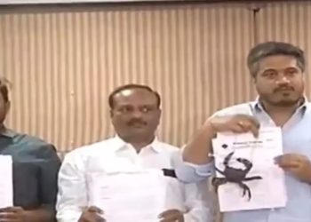 रोहित पवारांनी पत्रकार परिषदेत आणला खेकडा, पेटून उठली ‘पेटा’!