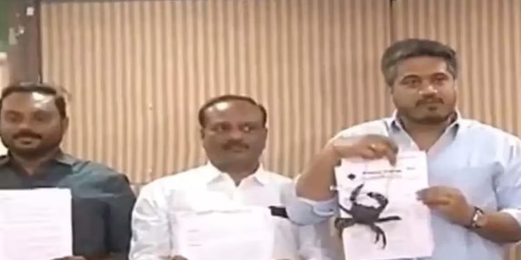 रोहित पवारांनी पत्रकार परिषदेत आणला खेकडा, पेटून उठली ‘पेटा’!