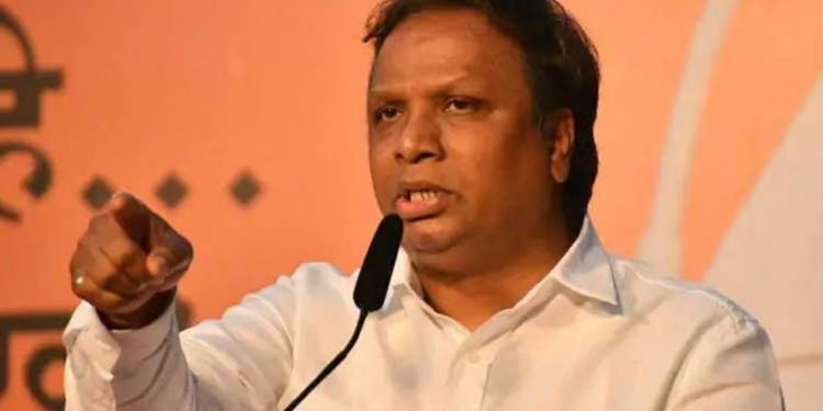 शेलारांनी शेअर केली कविता…प्रेम ‘यांचं’ आणि ‘त्यांचं’ सेम नसतं!