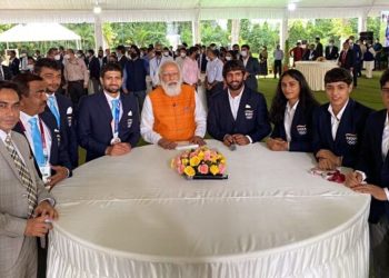 पॅरिसमध्ये एसी नसल्याबद्दल पंतप्रधान मोदींनी भारताच्या ऑलिंपियन्ससोबत शेअर केले विनोदी क्षण!