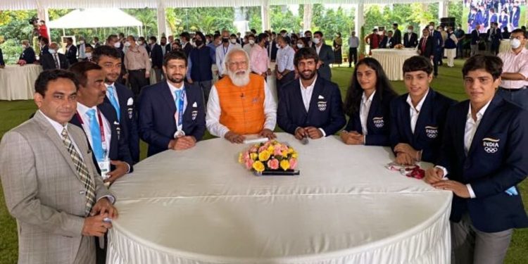 पॅरिसमध्ये एसी नसल्याबद्दल पंतप्रधान मोदींनी भारताच्या ऑलिंपियन्ससोबत शेअर केले विनोदी क्षण!