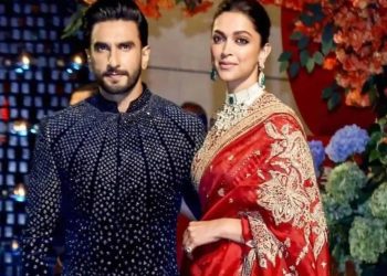 दीपिका पदुकोण रणवीर सिंगची आतुरतेने वाट पाहत आहे कारण तो मुलीच्या जन्मानंतर पुन्हा कामाला लागला आहे!