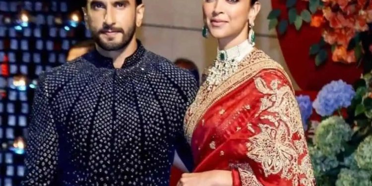 दीपिका पदुकोण रणवीर सिंगची आतुरतेने वाट पाहत आहे कारण तो मुलीच्या जन्मानंतर पुन्हा कामाला लागला आहे!