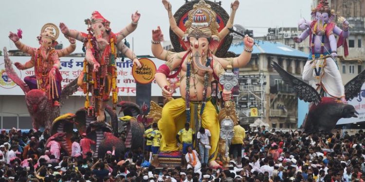 महाराष्ट्राच्या राजकारणात गणेश मंडळे महत्त्वाची भूमिका बजावतात, भावी नेते आणि अभिनेते तयार करतात!