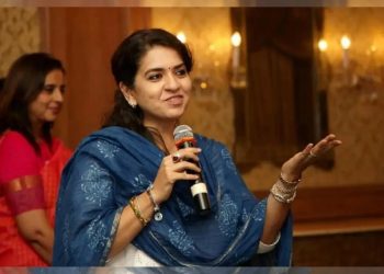 मुंबादेवीतून रिंगणात उतरल्यानंतर काही तासांतच भाजपच्या शायना एनसी शिंदे यांच्या शिवसेनेत दाखल!