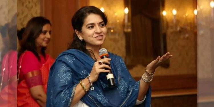 मुंबादेवीतून रिंगणात उतरल्यानंतर काही तासांतच भाजपच्या शायना एनसी शिंदे यांच्या शिवसेनेत दाखल!