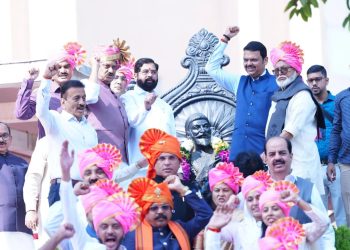 मुख्यमंत्री, उपमुख्यमंत्र्यांद्वारे छत्रपती शिवाजी महाराजांच्या पुतळ्याला विनम्र अभिवादन!