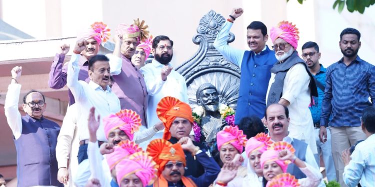 मुख्यमंत्री, उपमुख्यमंत्र्यांद्वारे छत्रपती शिवाजी महाराजांच्या पुतळ्याला विनम्र अभिवादन!