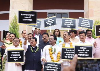 ‘महायुती सुसाट, गुन्हेगार मोकाट’, विरोधकांचा हल्लाबोल!