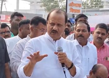 अजितदादा म्हणाले, बायकोने पण एवढे किस कधी घेतले नाहीत!