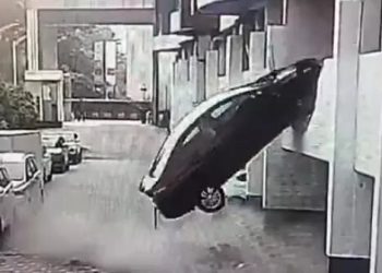 पुण्यातील विमाननगर परिसरात दुसर्‍या मजल्यावरील पार्किंगमधून कार खाली कोसळली!