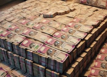 २ बेड भरुन नोटा सापडल्या शिक्षण अधिकाऱ्याच्या घरी!