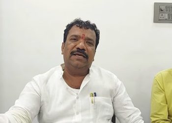 नीलम ताई, मी लवकरच भांडाफोड करणार. माझ्याकडे तुमची पूर्ण कुंडली!