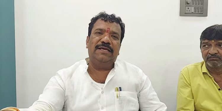 नीलम ताई, मी लवकरच भांडाफोड करणार. माझ्याकडे तुमची पूर्ण कुंडली!