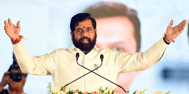 शिवसेनेला (उद्धव बाळासाहेब ठाकरे) आधीच गळती लागलीये, त्यात हकालपट्टी करावी लागते आहे!
