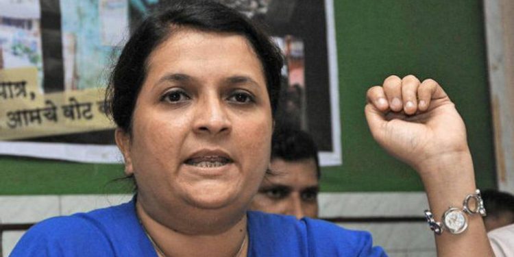 बैठका घेऊन ठरवतात राजीनामा घ्यायचा की नाही!