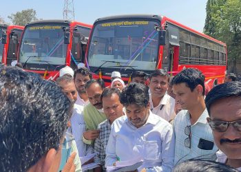 “राज्यमंत्री इंद्रनील नाईक यांच्या हस्ते नवीन बसेसचे लोकार्पण.”