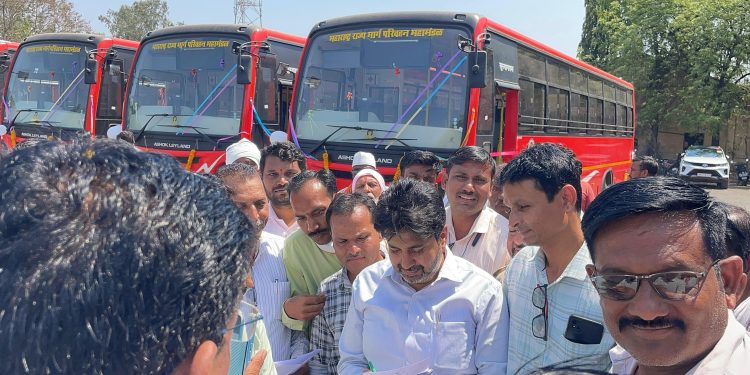 “राज्यमंत्री इंद्रनील नाईक यांच्या हस्ते नवीन बसेसचे लोकार्पण.”