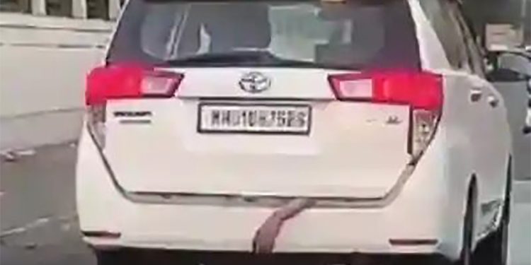 गाडीच्या डिक्कीतून लटकणारा हात! पोलिसांची धावाधाव!