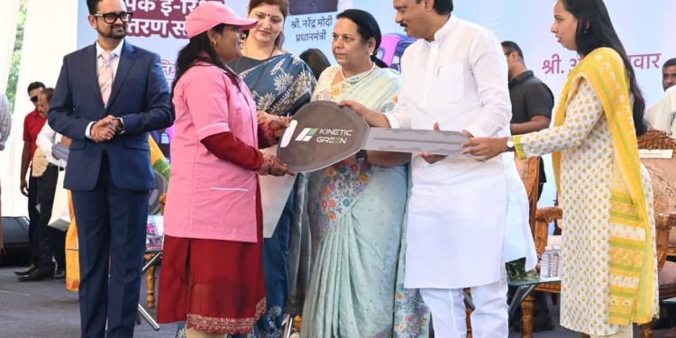 मेट्रो स्थानके, विमानतळ तसेच पर्यटनस्थळांच्या ठिकाणी पिंक ई-रिक्षाला फीडर सेवेचा दर्जा देणार!