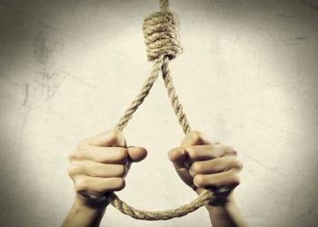 लग्नासाठी धमक्यांना घाबरून मुलीने जीवन संपवलं!