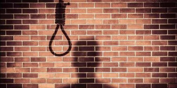 सांगलीच्या माजी महापौरांचा साडीला लटकून जीव देण्याचा प्रयत्न!