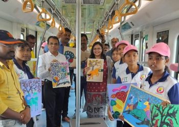 नागपूर मेट्रोमध्ये आदिवासी विद्यार्थ्यांचे कलाकौशल्याचे सादरीकरण!